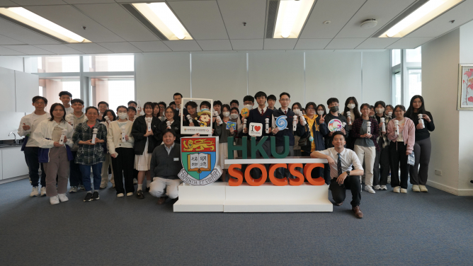 近50位來自不同院校的師生參與DIY手提氣象儀器體驗工作坊，以理解城市熱島效應的相關概念。
 